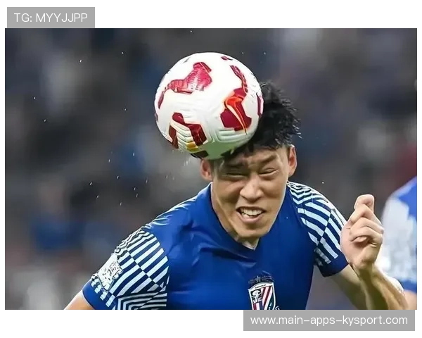 朱辰杰禁区内抢断马莱莱,稳固上海申花防线根基